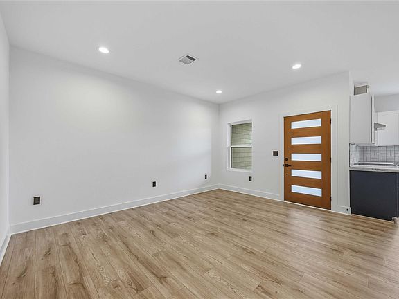 5th image of 316 Clearwater St