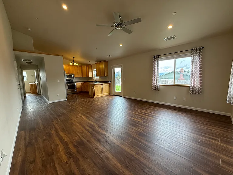 1079 Hilltop Dr — Photo 2