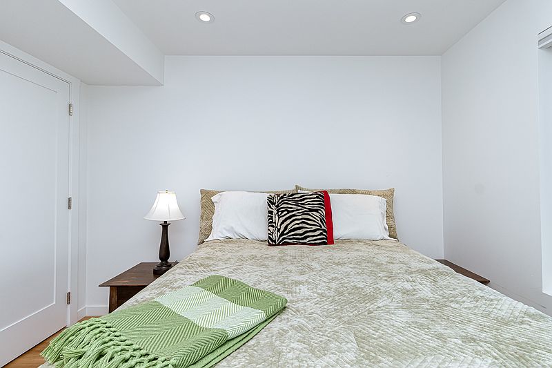 Oak Bay House for rent - 2 Bedrooms — photo 12