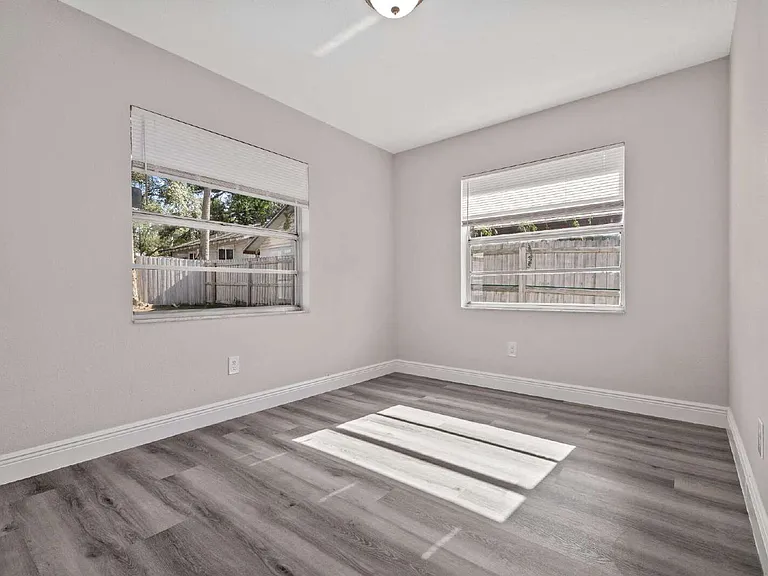 112 W Stanley St — Photo 18