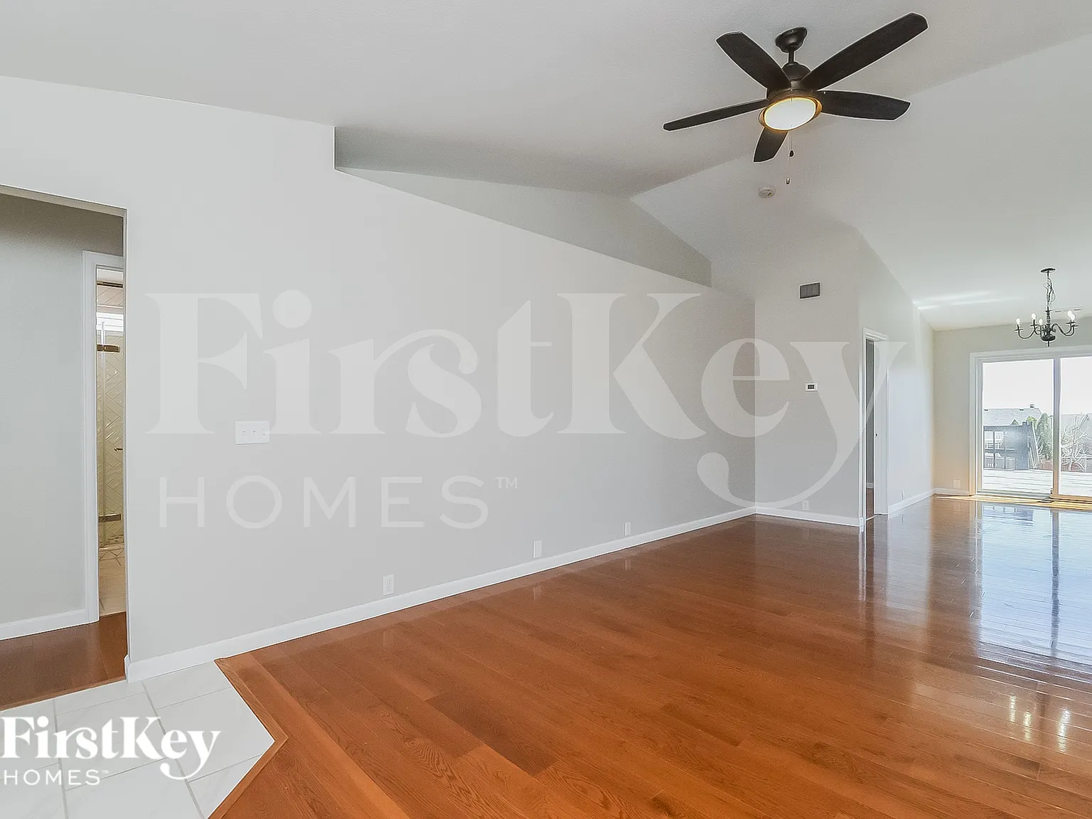 3 bed, 2.0 bath, 1152 sqft, $2,260 — Photo 2