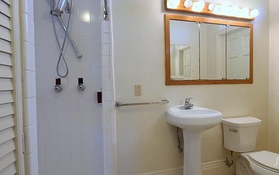 5th image of 30 Richardson Ave #32