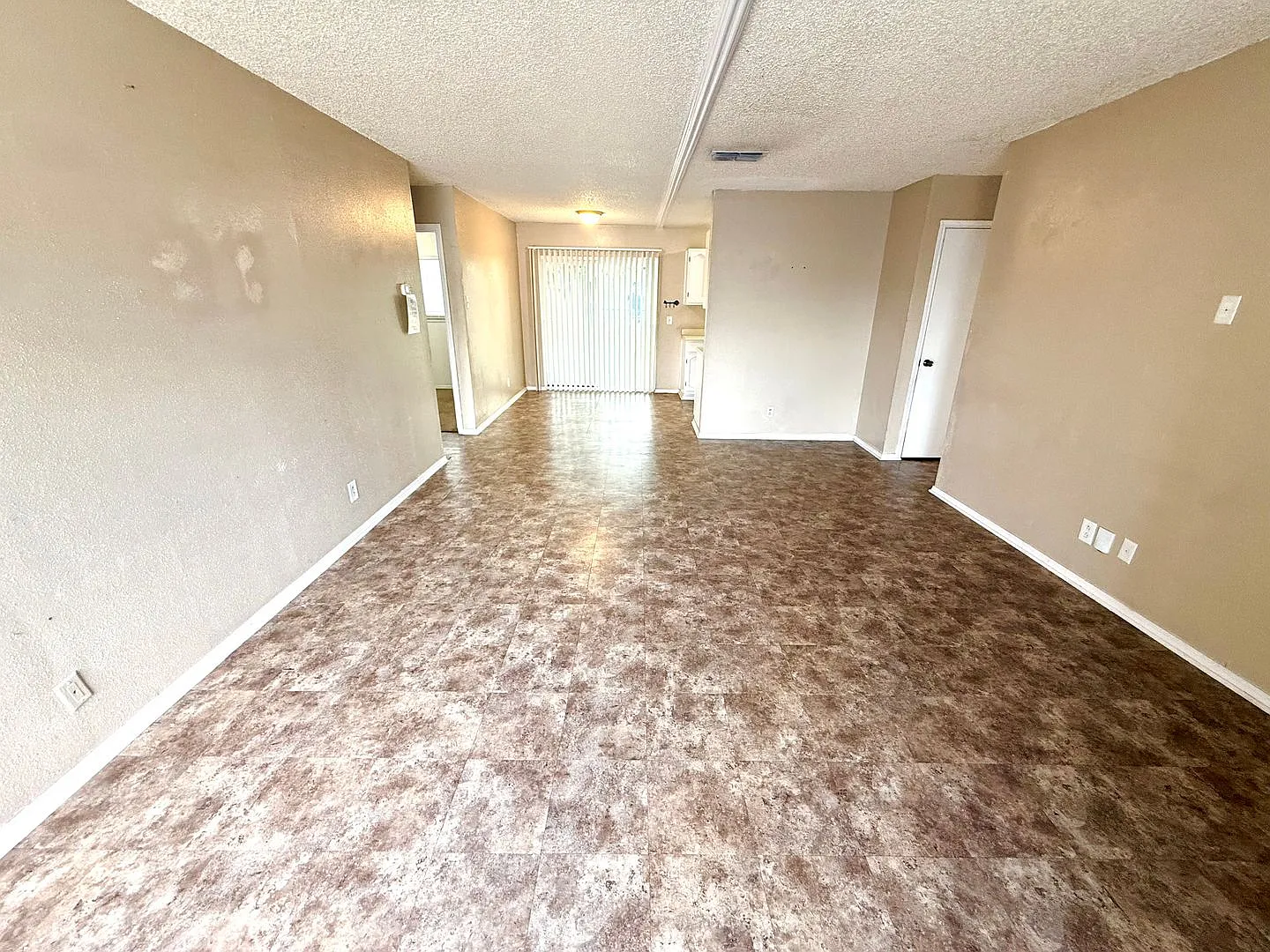 *Move In Special* 3br/2ba + 2-Car Garage + Fenced Backyard Near Brooks City Base! — Photo 2