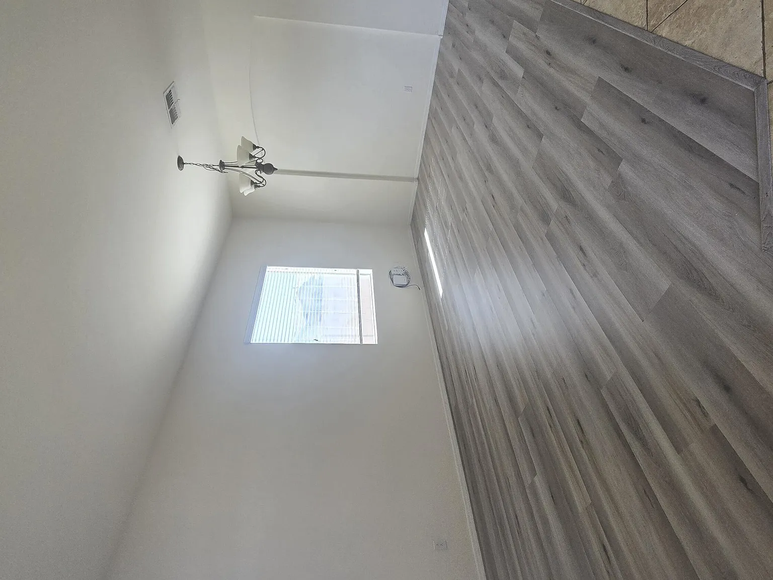 4 bed, 2.0 bath, 2372 sqft, $2,350 — Photo 2