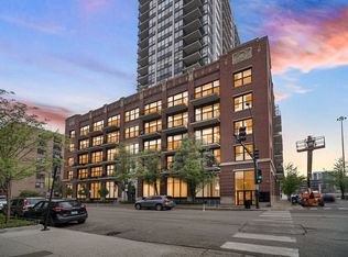 210 S Des Plaines St #907, Chicago, IL 60607