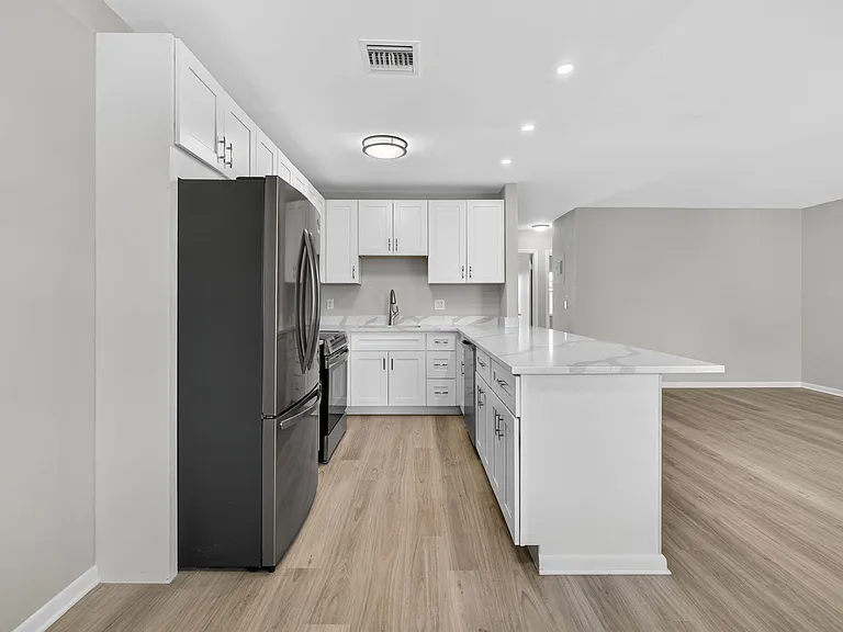 42 Easthampton B — Photo 9