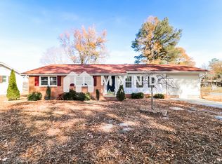 302 Poole Dr, Selma, NC 27576