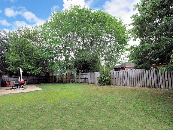 2nd image of 1611 Myrtlewood Ln