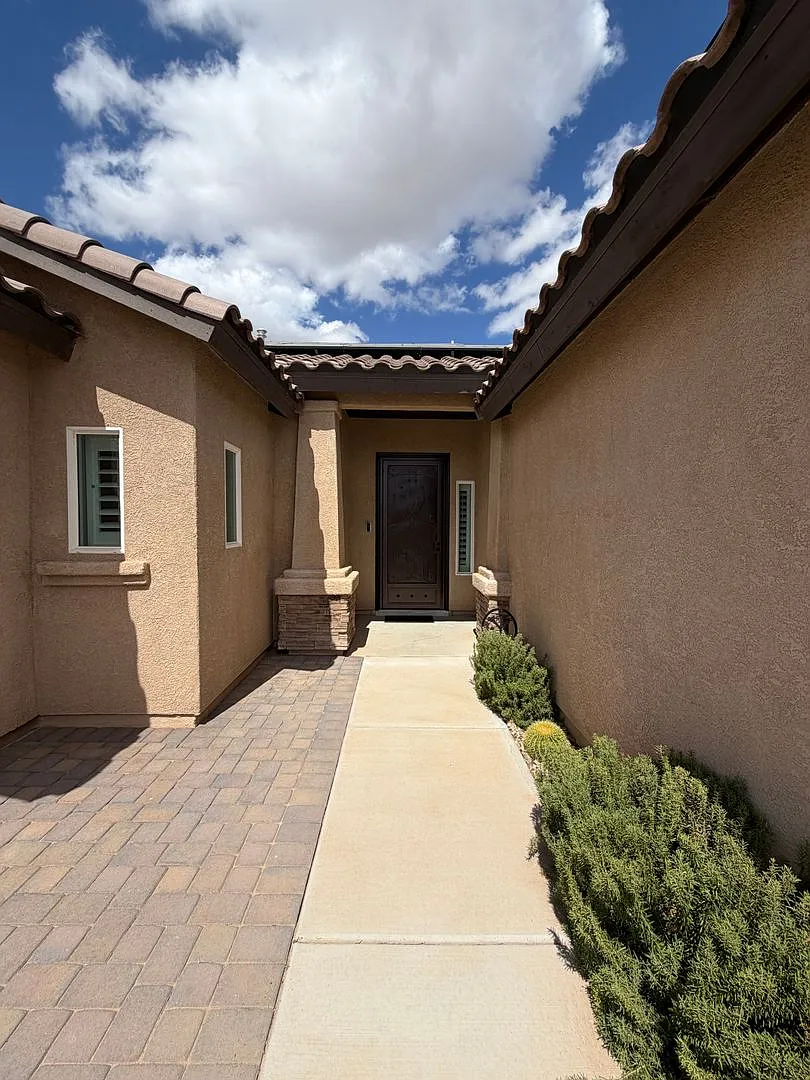 Pool & Solar Home! — Photo 2