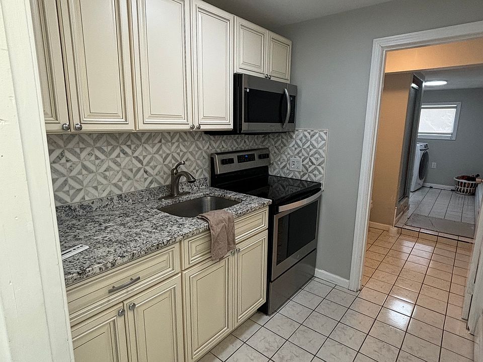 1st image of 15 Rosewood Dr #2