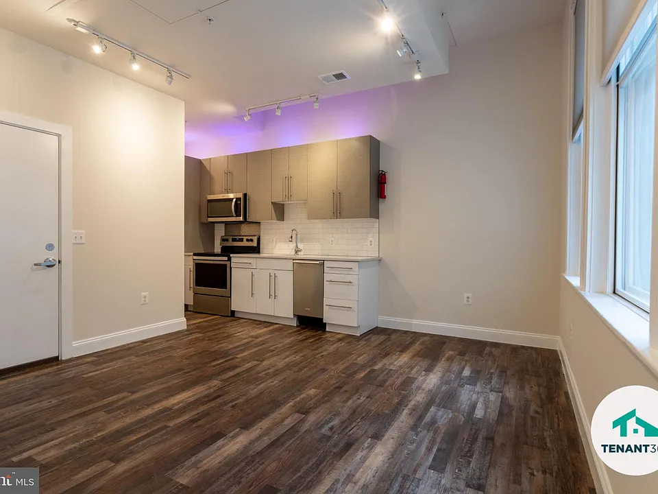 8 E Fayette St #201