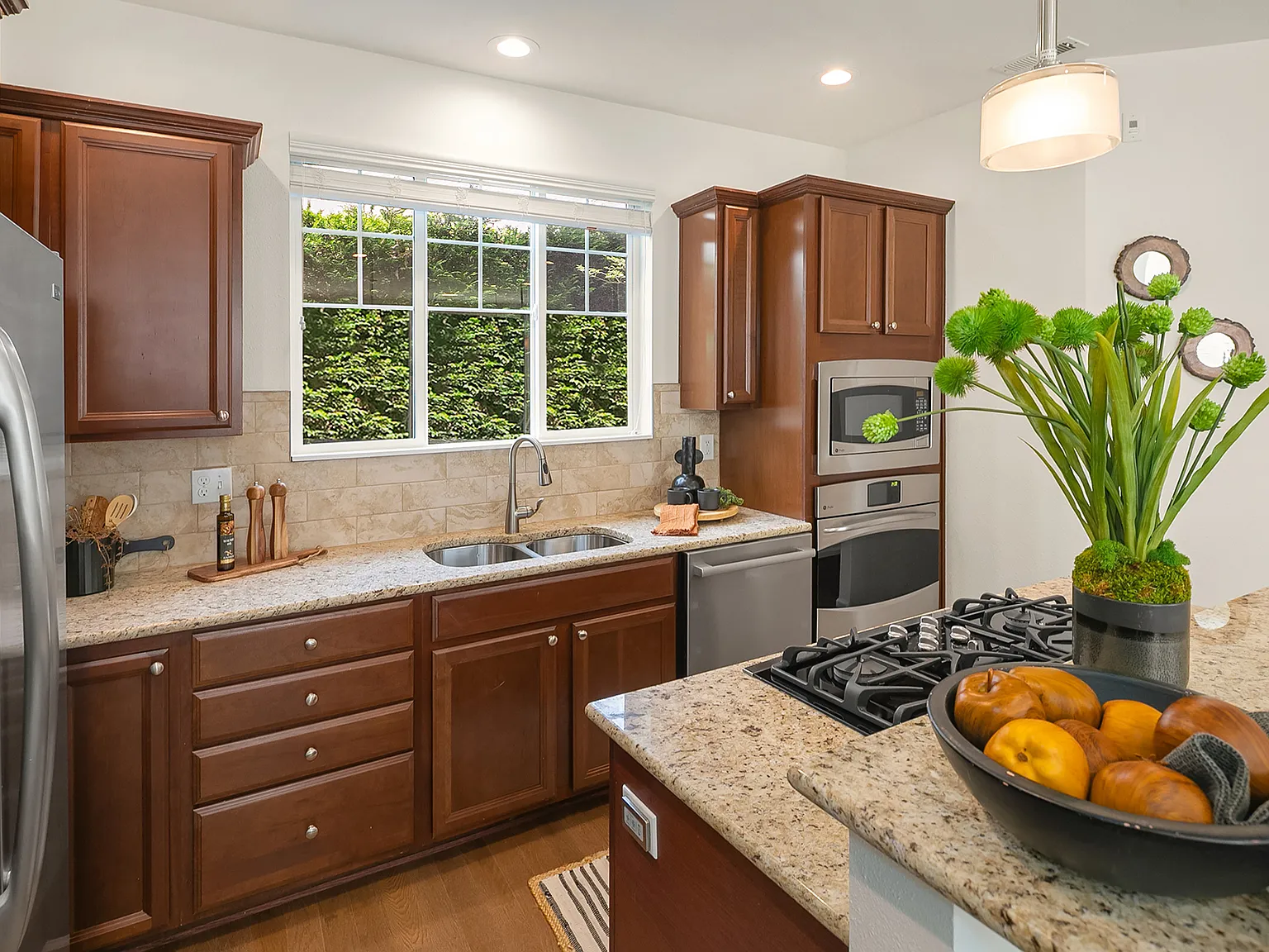 2 bed, 2.5 bath, 1330 sqft, $3,800 — Photo 4