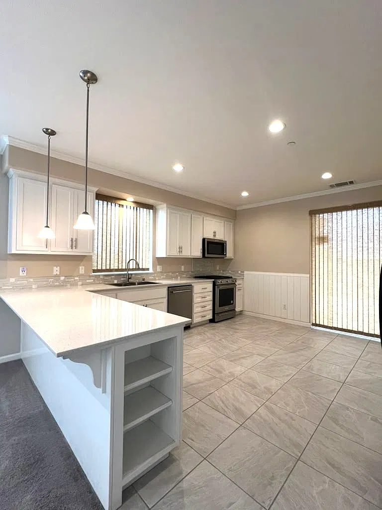 3 bed, 2.5 bath, 1375 sqft, $3,250 — Photo 4