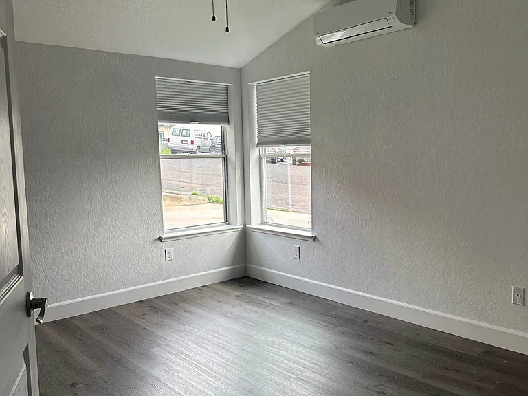 223 Baker St — Photo 8