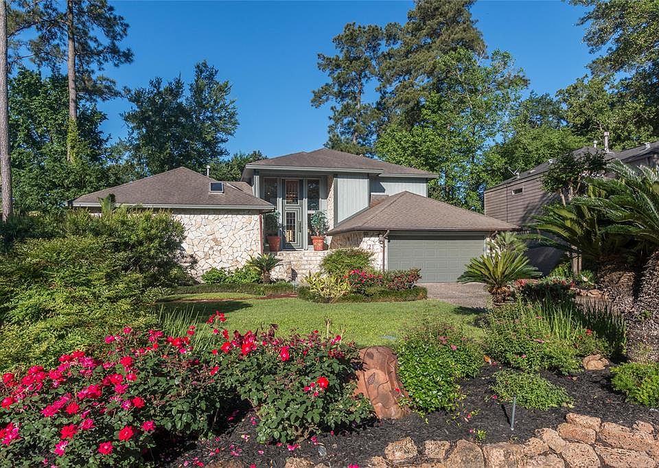 21 Huntsman Horn sits on a large well-landscaped golf course lot in the popular convenient Village of Grogans Mill in The Woodlands,