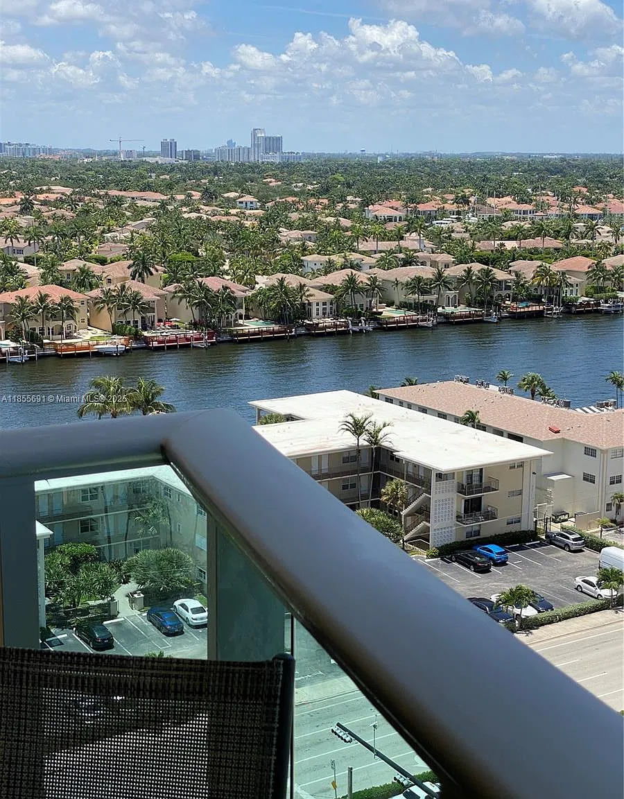 Wave Condo — Photo 2