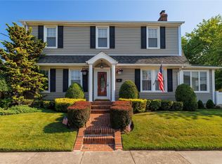 121 Rutland Ave, Rockville Centre, NY 11570