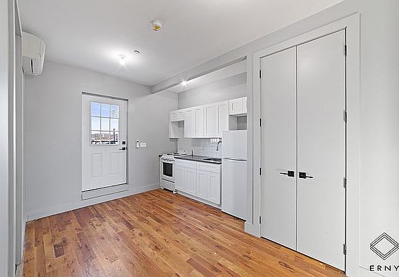 2nd image of 540 Linwood St #4