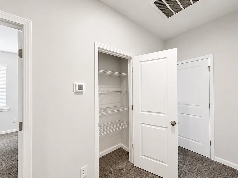 717 Isleworth Ln — Photo 14