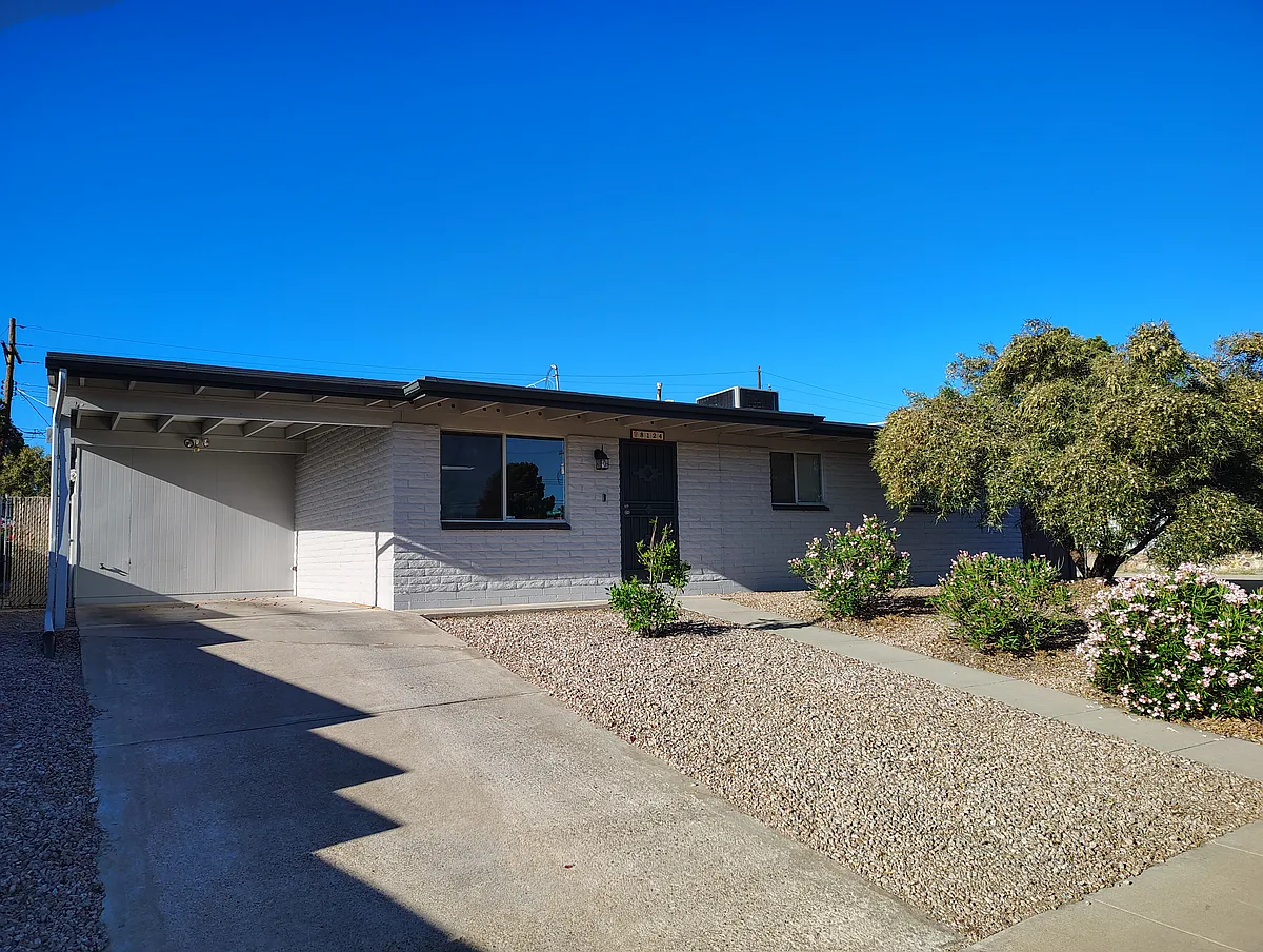 Building Photo - 8124 E Victoria Dr