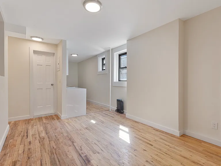 412 E 9th St #14 — Photo 3