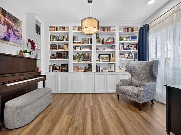 4th image of 3256 Winspear Cres SW