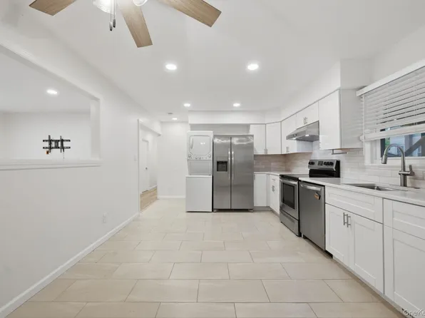 (undisclosed Address), Lindenhurst, NY 11757