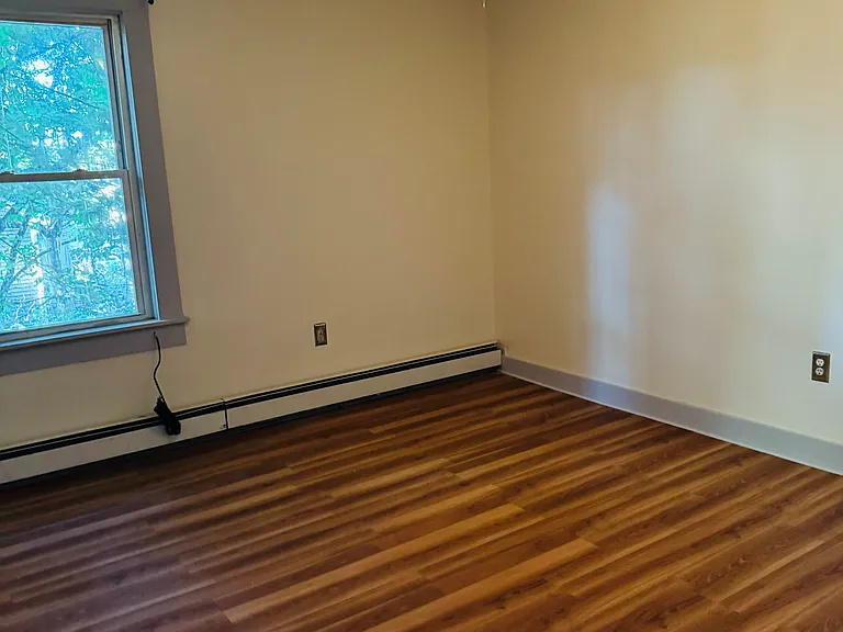 86 Maple St — Photo 3