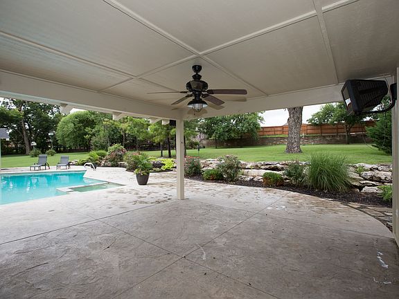 Covered Outdoor Living w/Fan & TV