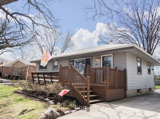 910 NW Holcomb Dr, Mundelein, IL 60060