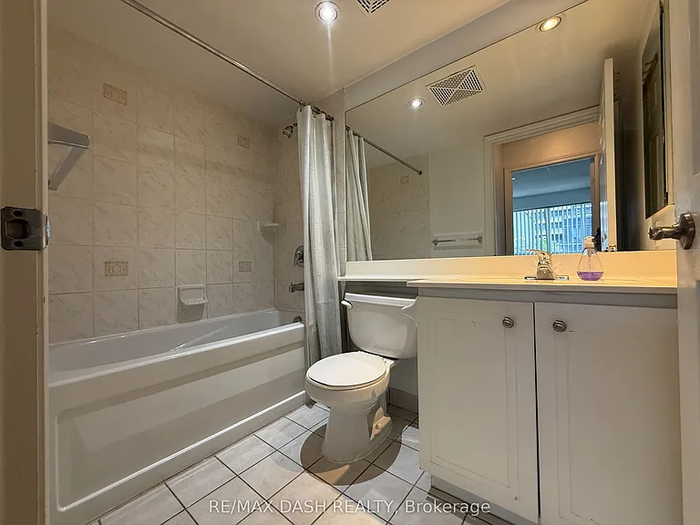 270 Wellington St W #802 — Photo 33