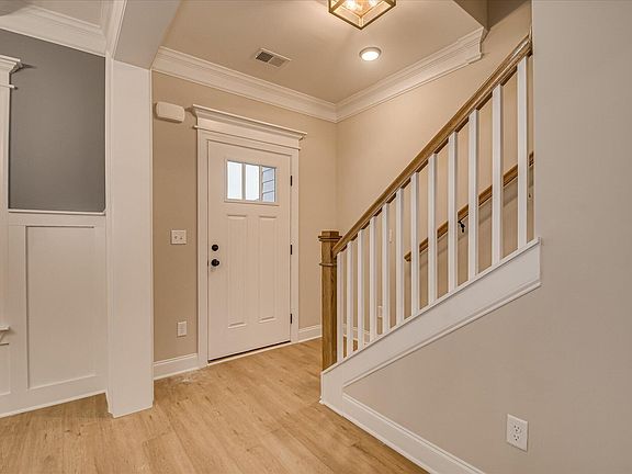 5th image of 2047 Warbler Dr.