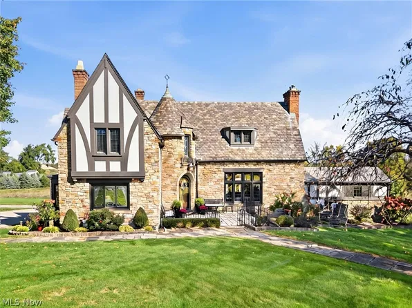 826 E Schaaf Rd, Brooklyn Heights, OH 44131