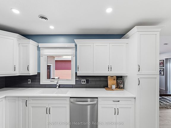 5th image of 237 Lake Breeze Dr