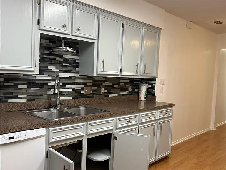 901 E Dallas Ave #16 — Photo 11