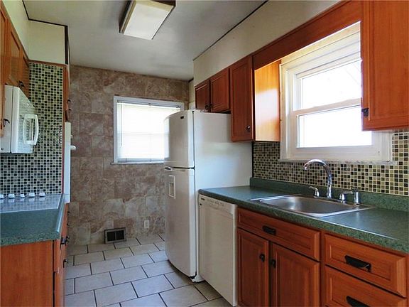 5th image of 413 Sloan Ave