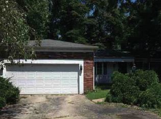 1819 Oakwood Dr, Pekin, IL 61554
