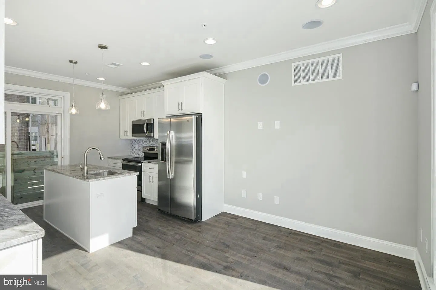 3 bed, 3.0 bath, 1680 sqft, $2,500 — Photo 2