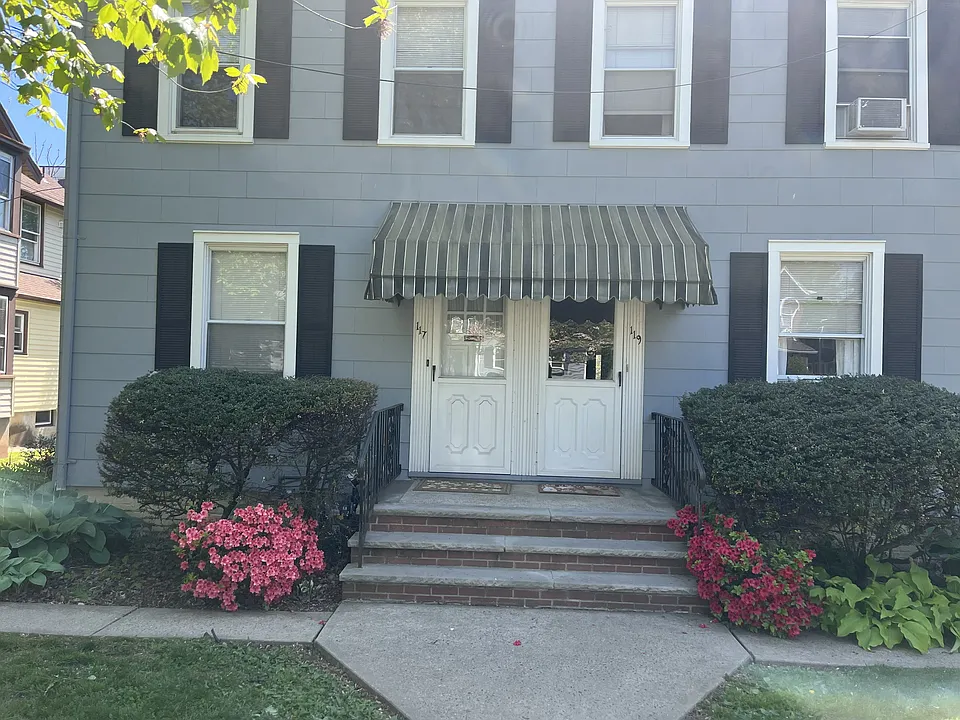 Private entrance to 2nd floor apartment