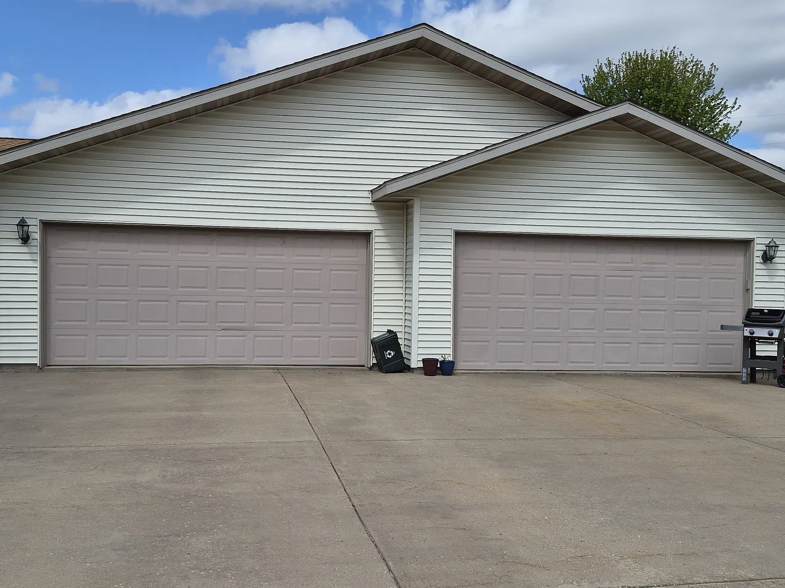 4 bed, 2220 sqft, $1,800 — Photo 1