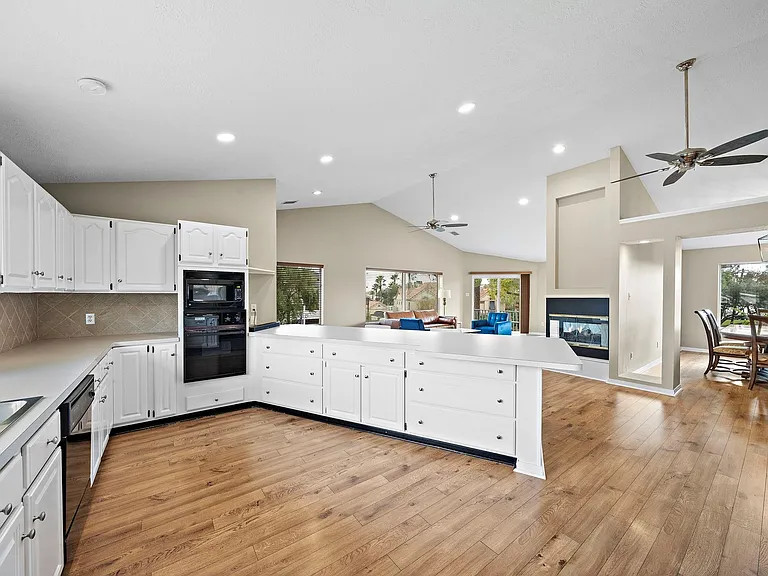 2523 Baycrest Dr — Photo 10