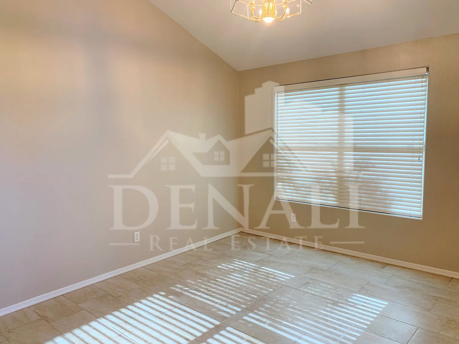 3 bed, 2.0 bath, 1655 sqft, $2,195 — Photo 2