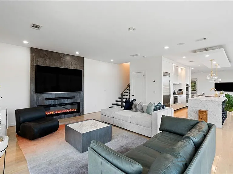 55 Chester Ave SE — Photo 3