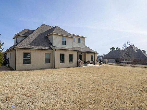 5th image of 520 W Lakeview Dr