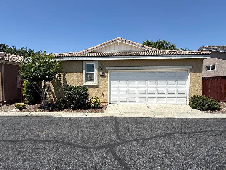 10302 Oldham Ln — Photo 3