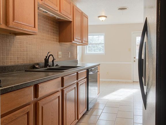 3rd image of 3736 Oakridge Dr