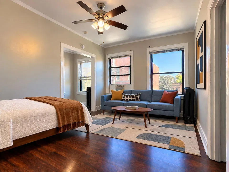 916 W Diversey Pkwy