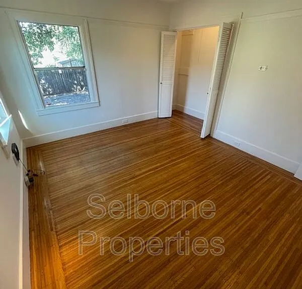 1424 E 20th St — Photo 38