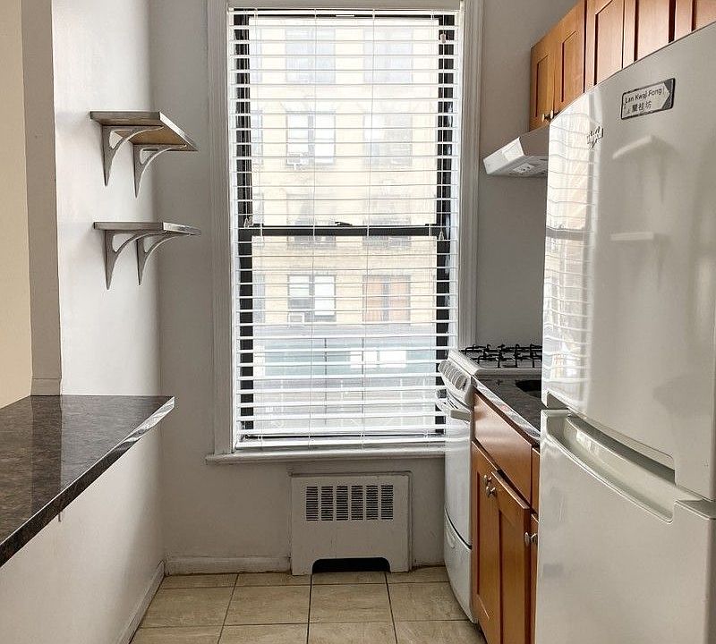 2nd image of 200 W 21st St APT 2A