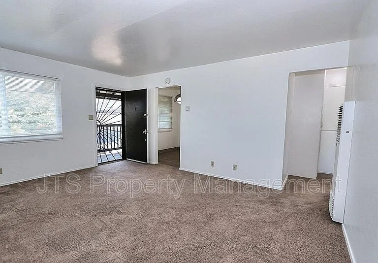 4439 V St #6 — Photo 9